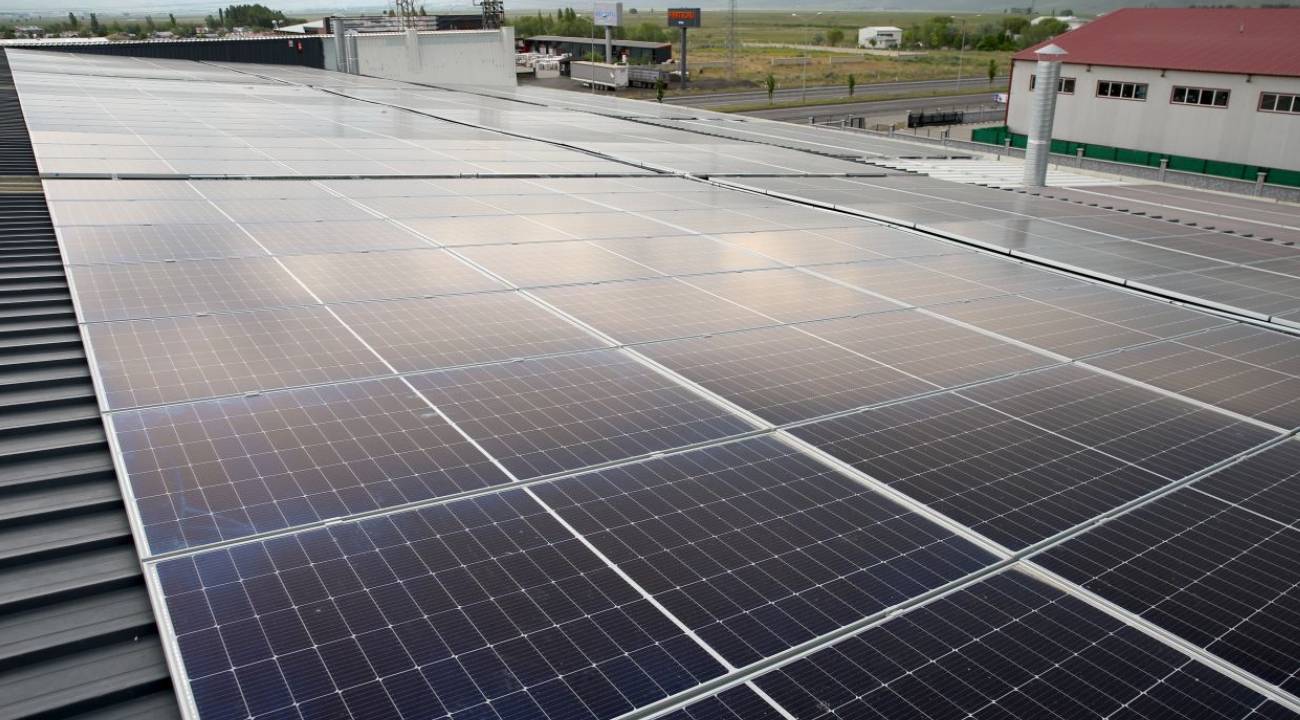 Güneşten elektrik, talaştan ısı üretti; fabrikasının enerji maliyetini sıfırladı