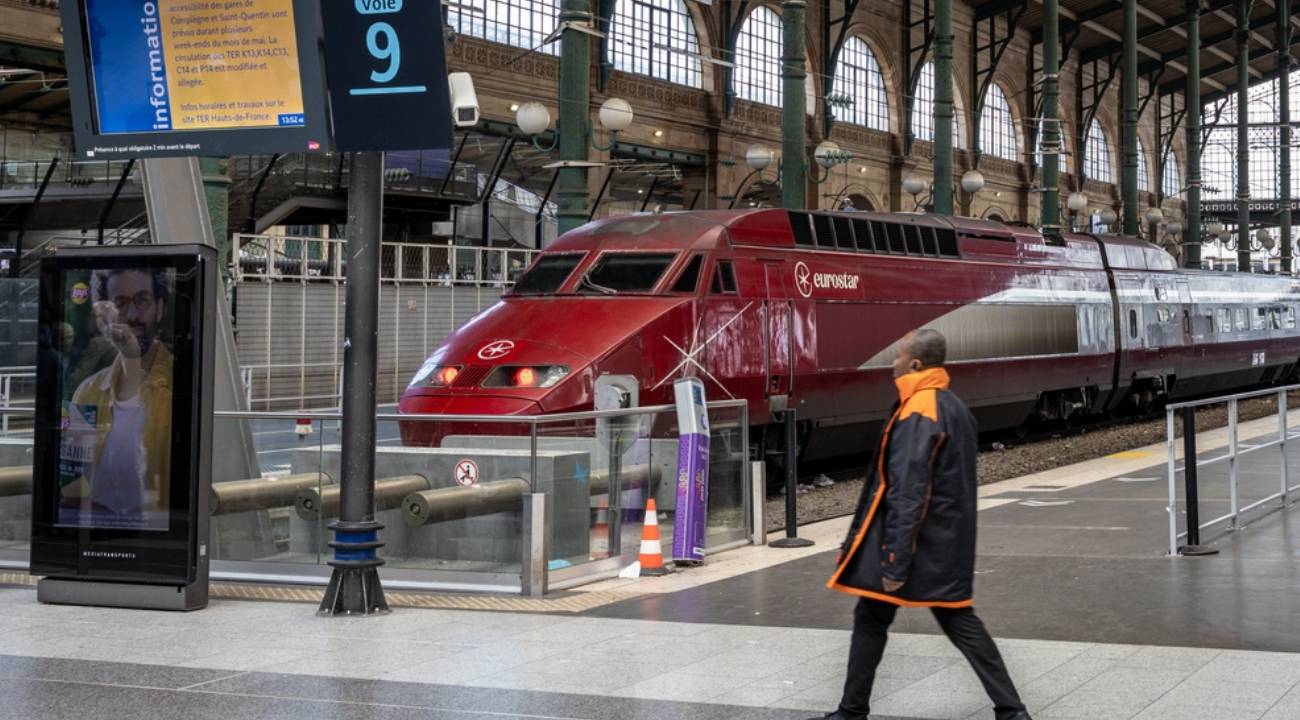 Raylarda bomba bulundu: Tren seferleri durdu  