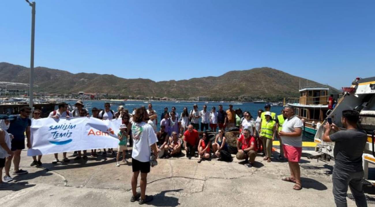 Marmaris'te çevre gönülleri topladıkları çöpleri satıp çöp torbası alıyor