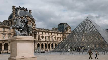 Louvre Müzesi'nde büyük ihmal: Yaklaşık 400 nadir kitap hasar gördü