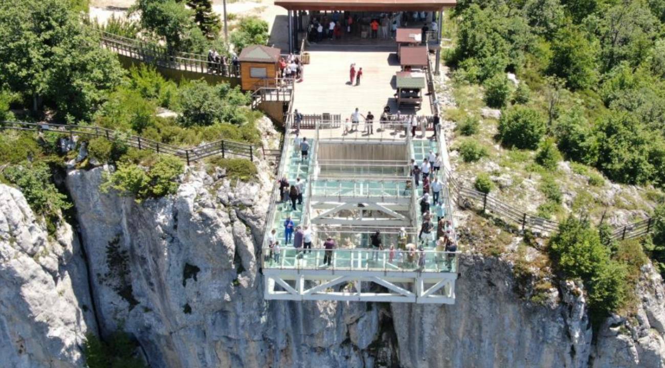 Adrenalin tutkunlarının yeni rotası: 450 metre yükseklikte cam teras