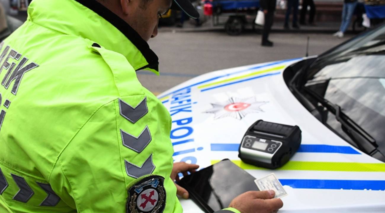 Kurallarına uymayanlara ağır cezalar yolda: Ambulansa yol vermeme, drift, kırmızı ışık ihlali... İşte yeni cezalar