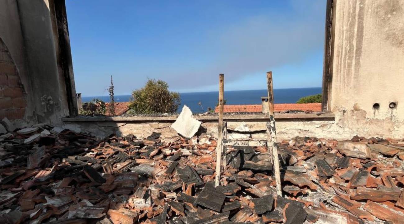 Havadan görüntülendi: İzmir'de 40 yıllık hatıralar kül oldu