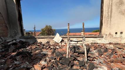 Havadan görüntülendi: İzmir'de 40 yıllık hatıralar kül oldu