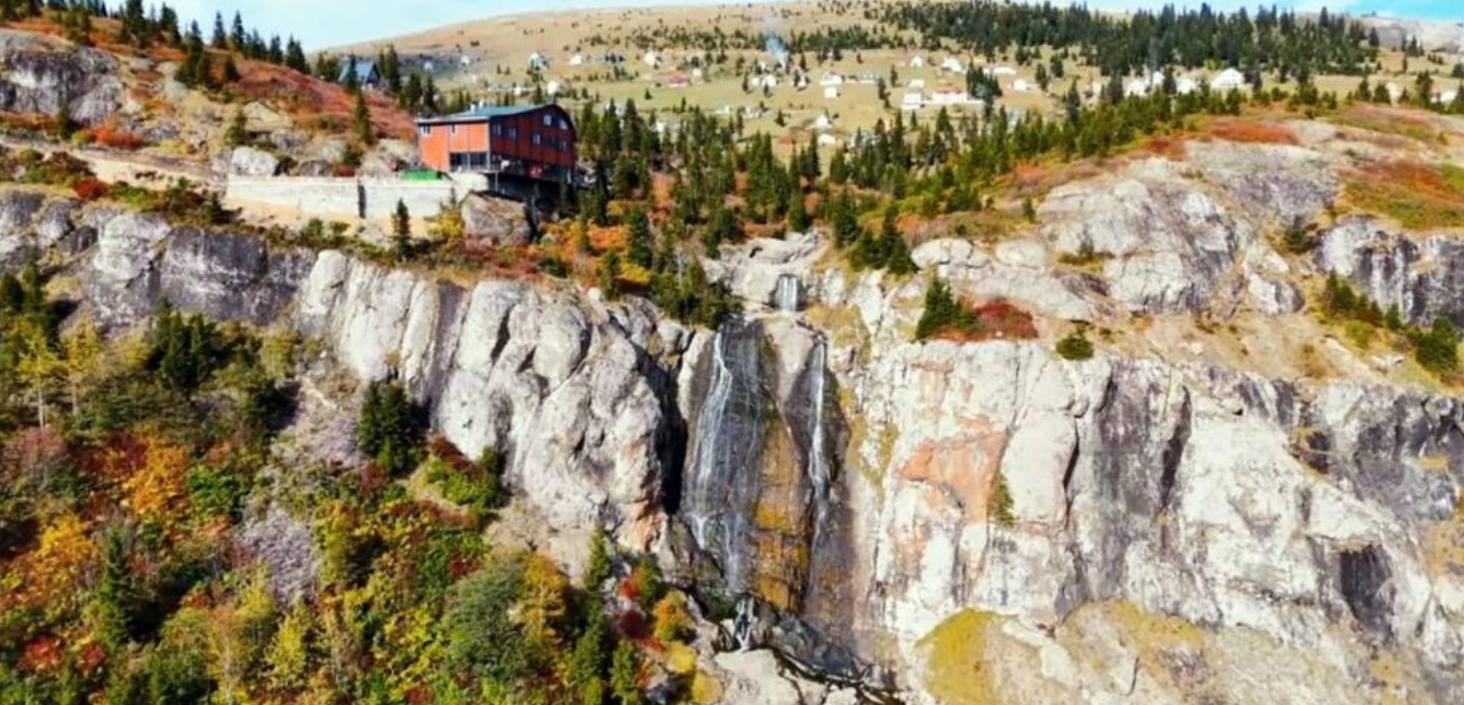 Sonbahar Sis Dağı'na uğradı: Sandık Gölü Şelalesi göz kamaştırıyor-1