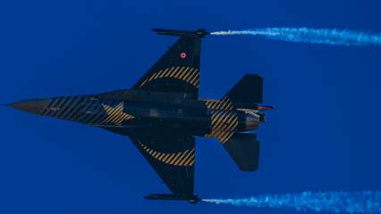 SOLOTÜRK'ün F-16 ile yaptığı manevralar nefes kesti