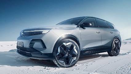 Opel, elektrikli Grandland'in 4x4 versiyonu tanıttı