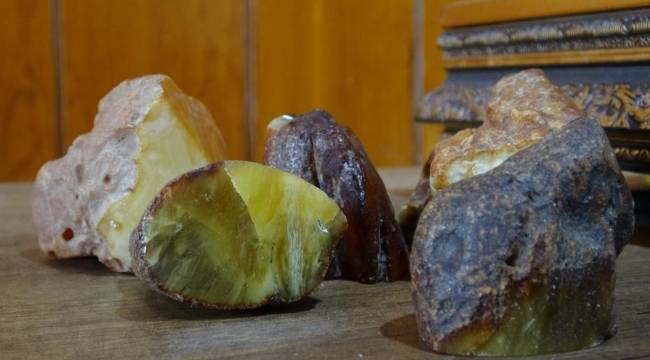 100 yıllık ve 650 bin TL'lik kehribar tespih dikkat çekiyor