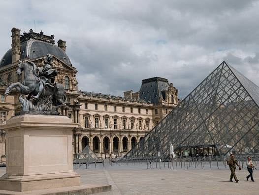 Louvre Müzesi'nde büyük ihmal: Yaklaşık 400 nadir kitap hasar gördü
