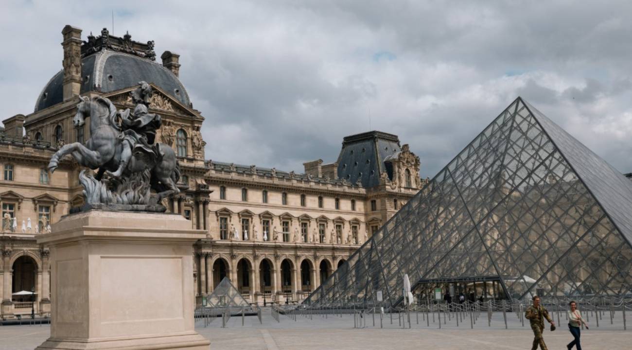 Louvre Müzesi'nde büyük ihmal: Yaklaşık 400 nadir kitap hasar gördü