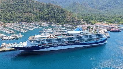 Malta bayraklı kruvaziyer "Marella Discovery", Muğla'nın Marmaris ilçesine 1750 turist getirdi.​​​​​​​