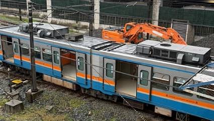 Esenler'de raydan çıkan metro nedeniyle yolcular tahliye edildi