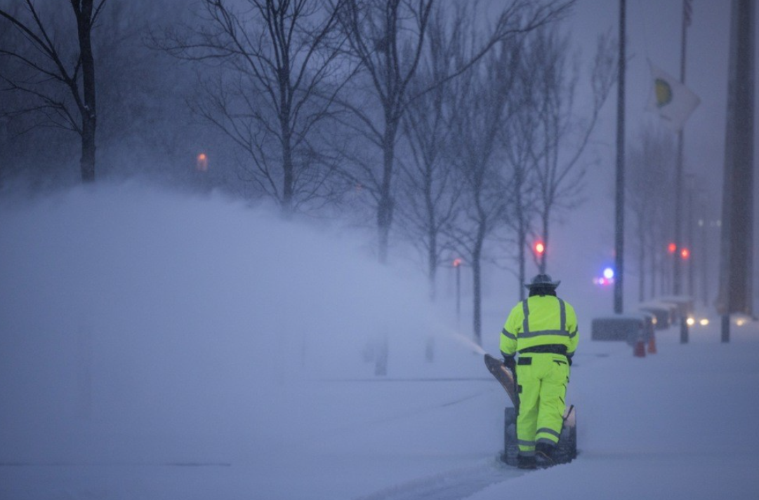 ABD kar altında: 10 bin uçuş iptal, 17 eyalette acil durum-1