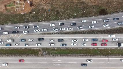 Detaylar: Tatilciler dönüşe geçti: 43 ilin geçiş noktasında yoğun trafik