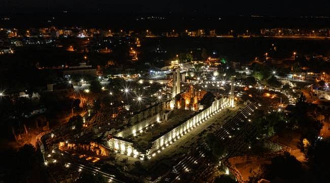 2500 yıllık kehanet merkezinde gece gizemi: Apollon Tapınağı ışıklar altında