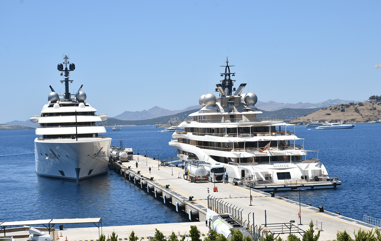 Dünyanın en büyükleri Bodrum’da: 'Blue' ve 'Hadar'a dev yakıt ikmali-1