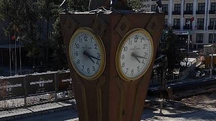 Adıyaman'daki "saat kulesi" 3 yıldır 04.17'yi gösteriyor