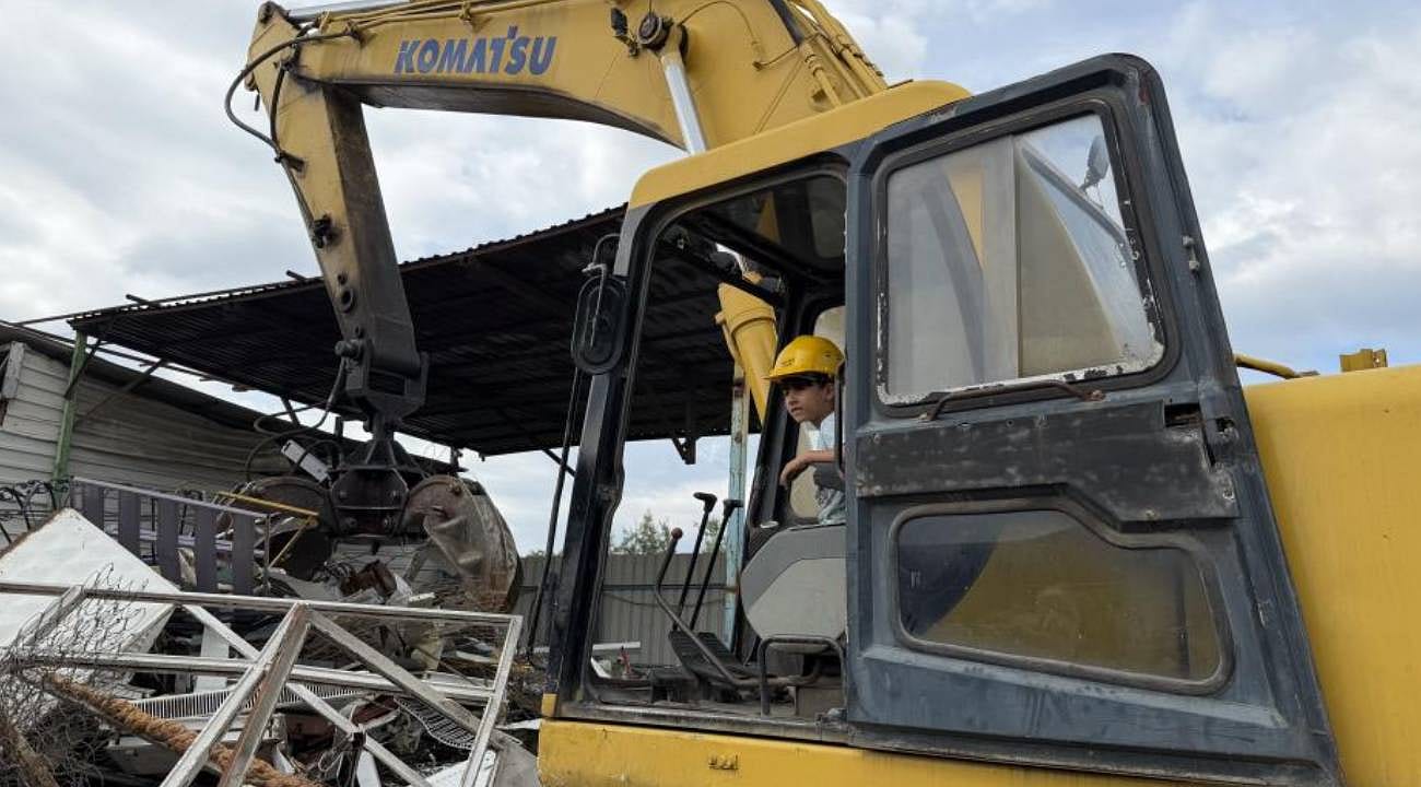 Sabah Uyanıp işe koşuyor: Henüz 6 yaşında ama dev iş makinesini oyuncak gibi kullanıyor