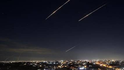 İran-İsrail savaşı son durum: İran, ABD üslerine ve İsrail'e yeni saldırılar düzenledi