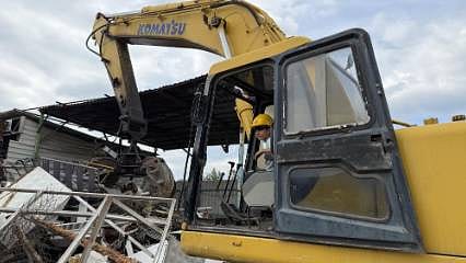 Sabah Uyanıp işe koşuyor: Henüz 6 yaşında ama dev iş makinesini oyuncak gibi kullanıyor