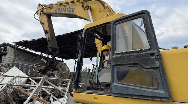 Sabah Uyanıp işe koşuyor: Henüz 6 yaşında ama dev iş makinesini oyuncak gibi kullanıyor