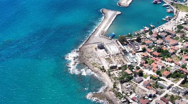 Apartman büyüklüğünde çeşme, ışıklar altında bir Pamfilya