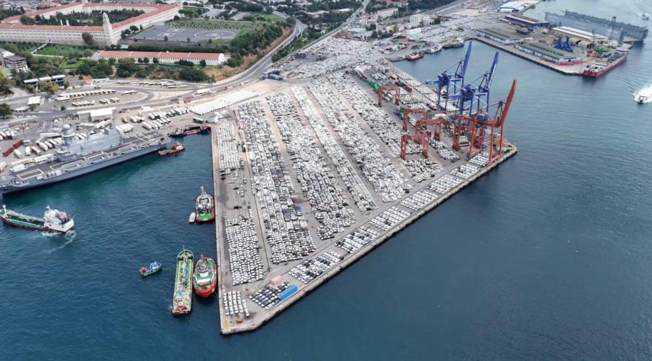 Haydarpaşa Limanı'ndaki ithal sıfır araçlar havadan görüntülendi