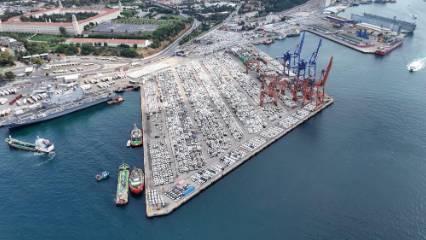 Haydarpaşa Limanı'ndaki ithal sıfır araçlar havadan görüntülendi