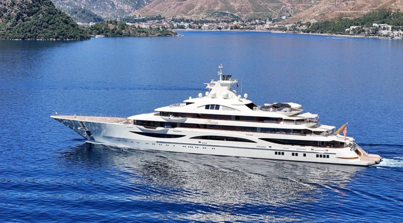 Ünlü milyarderin lüks yatı Marmaris'te görüntülendi
