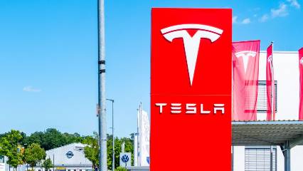 Elon Musk'ın Tesla'sı İngilizlere elektrik verecek