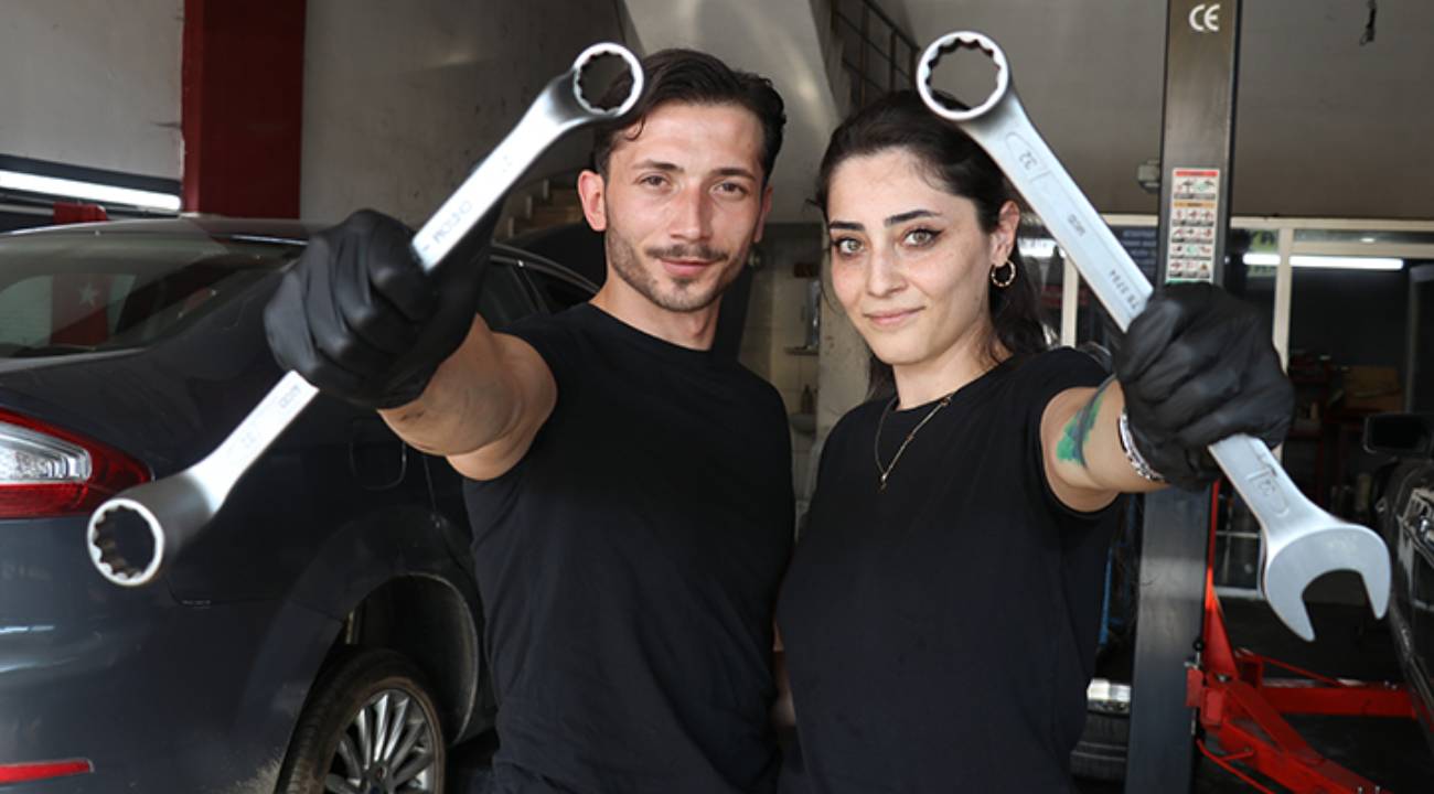 Eleman bulamadı, eşini yanına çırak olarak alıp yetiştirdi