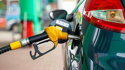 Petrol fiyatı tahmini bu yıl ve gelecek yıl için yükseldi