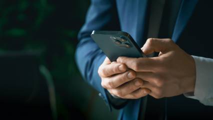 Bir milyoner neden personelini Cumartesi gecesi 23.00'te arıyor?