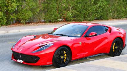 Yer bulamadı, 400 bin Euro değerindeki Ferrari'sini balkonuna park etti