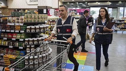 Fahiş fiyatlara geçit yok: Ticaret Bakanlığı'ndan okul dönemi denetimi