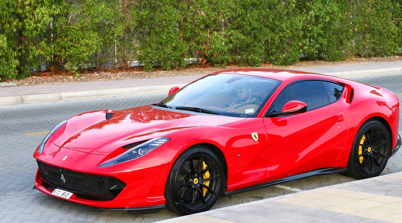 Yer bulamadı, 400 bin Euro değerindeki Ferrari'sini balkonuna park etti