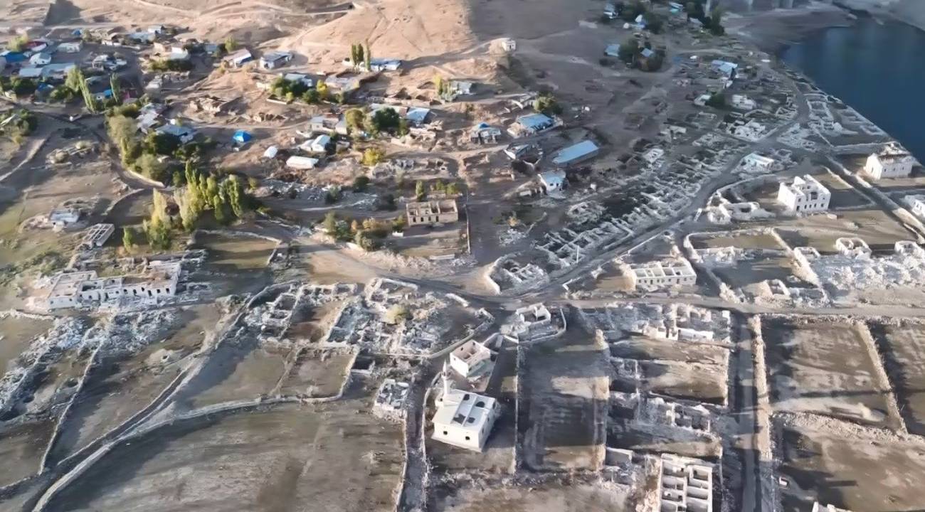 Sular çekildi, eski köy ortaya çıktı