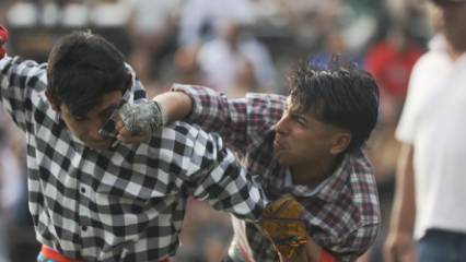 Kırgınlıkları, düşmanlıkları dövüşerek bitiriyorlar: Takanakuy nedir?