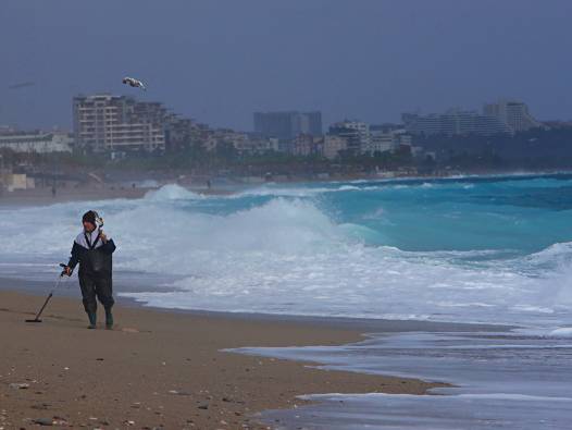 Dev dalgalar arasında "Altın" mesaisi: Define avcıları dedektörle değerli eşya nöbetinde