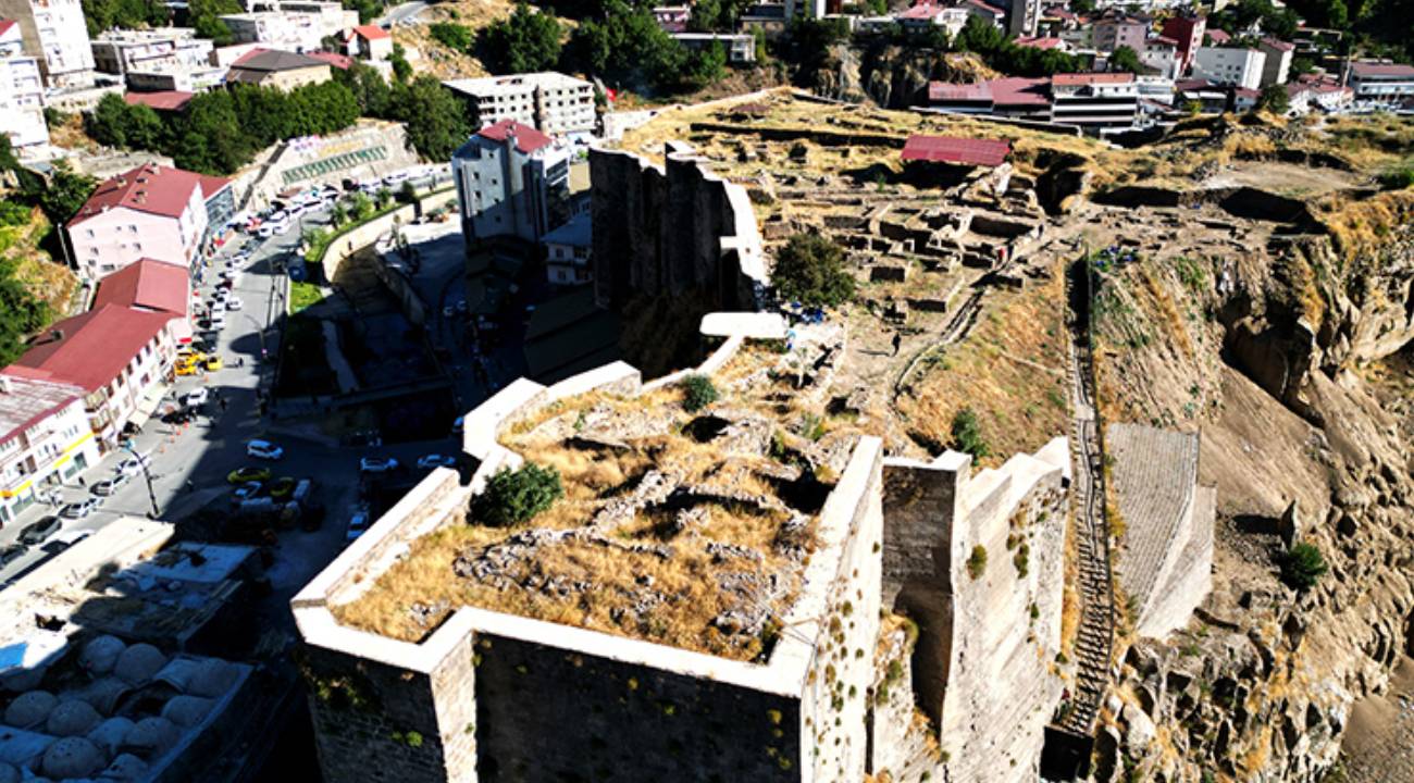 Tarihi kalenin giriş anahtarı toprak altından çıktı