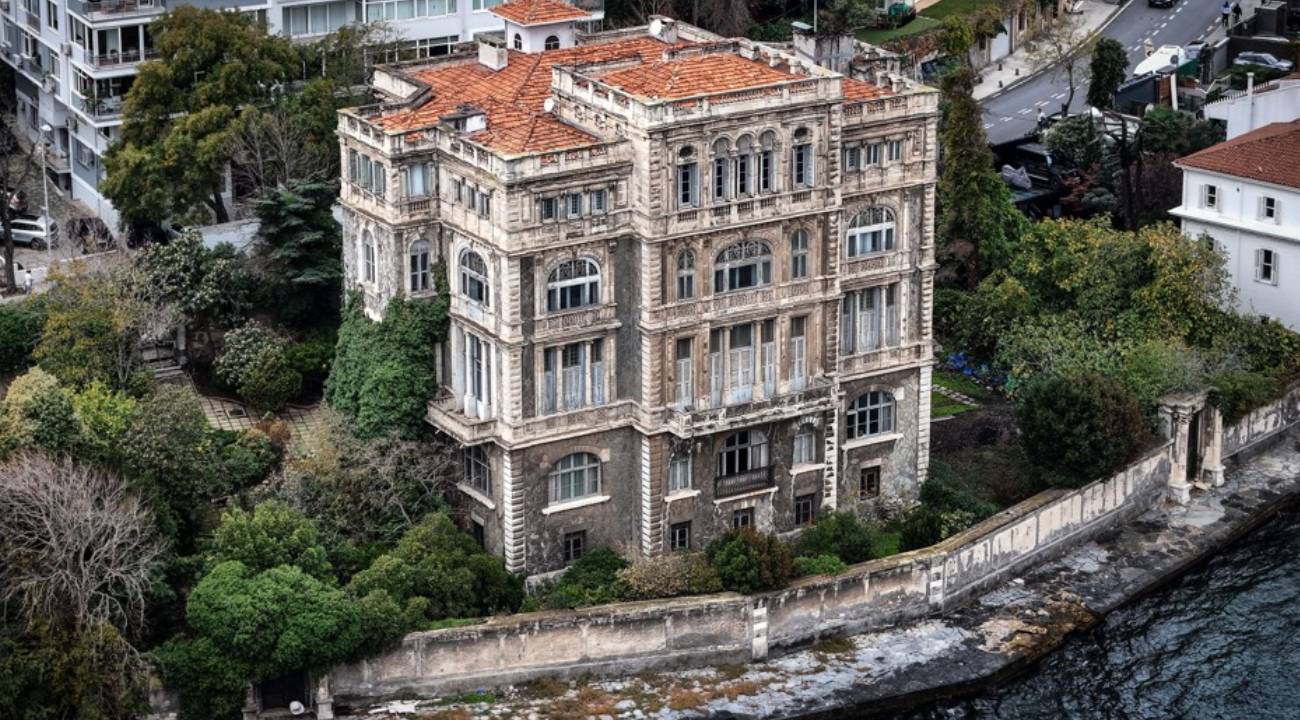 Boğazın şato mimarisine sahip yalısı satışa çıktı