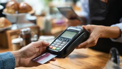 Alman restoranlarında yeni tartışma konusu: Bir masa bir hesap dönemi mi?
