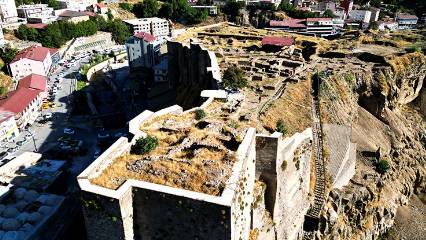 Tarihi kalenin giriş anahtarı toprak altından çıktı