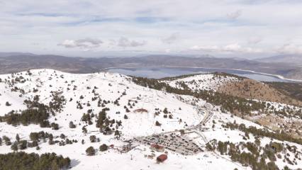 Zirvede kış keyfi: Mars benzeri göl manzarasına karşı kayak deneyimi