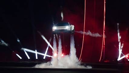 Uçan arabalar gerçek oldu: Tesla’nın süper otomobili görenleri şaşırttı