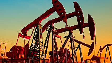 Hürmüz Boğazı'nda kapanma sürüyor: ABD petrol fiyat tahminlerini yükseltti! Brent petrol tahmini 95 doların üzerinde
