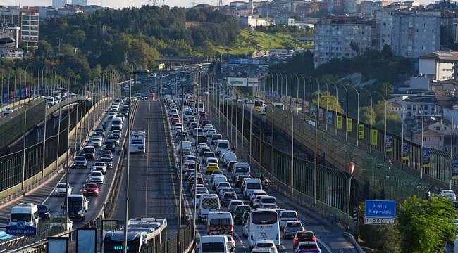 Okulların açılmasıyla İstanbul trafiğinde ilk mesai yoğunluğu