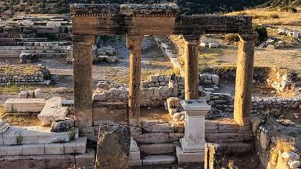 Blaundos’ta 2 bin 500 yıllık keşif: Garnizon kentinde kutsal duvar bulundu