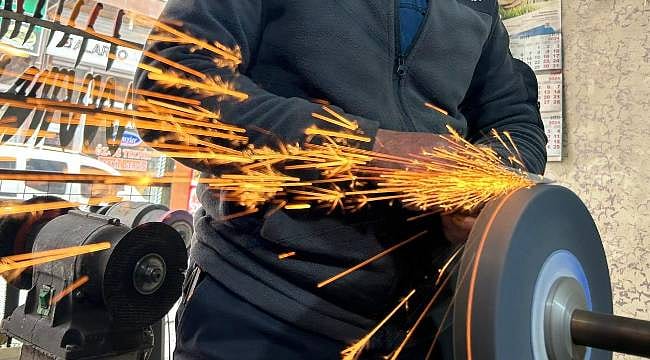 Van’da Kurban Bayramı öncesi bıçak bileme ustalarında yoğunluk yaşanıyor
