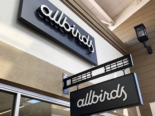 Modern bir dönüşüm hikayesi: Artık ayakkabı değil, yapay zeka satacak! Hisseleri tek günde yüzde 582 değer kazandı